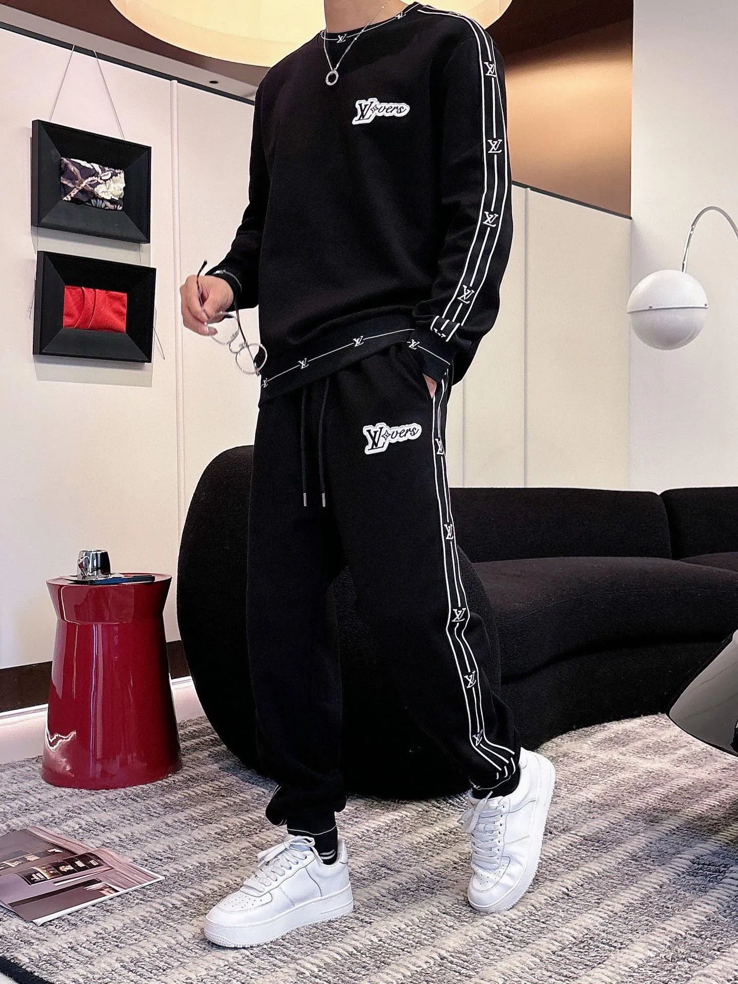 🅿️540 [LV Louis Vuitton] hot-selling suit is coming. Focus on the original version of the official website. 2025 new hot-selling round neck sweatshirt suit. The original order is the best 🇭🇰. It is the meticulous work of top designers for a fitting and perfect upper body effect. All-natural high-quality Tencel Roman cotton 100%, close-fitting comfort, noble and elegant! Original hardware embodies elegance and nobility! Counter size: M-3XL (maximum wear up to 190 pounds)